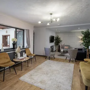 Bentinck By Sasco Apartments, Holiday home